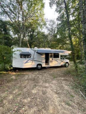 Camping car americain au bord du lac de Miélan, proche de Marciac